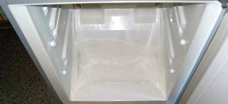В морозилке под ящиками образуется лед